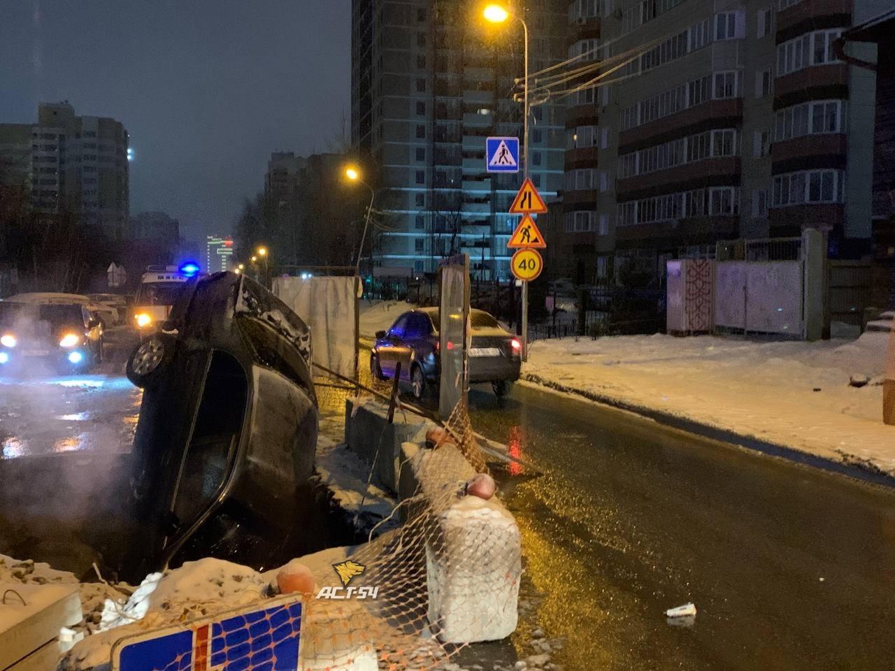 Фото В центре Новосибирска автомобиль Toyota въехал в коммунальную яму 2